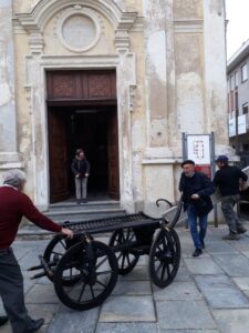 Il "carro piccolo" di Riva presso Chieri davanti alla chiesa di Santa Lucia, Chieri